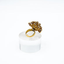 Carica l'immagine nel visualizzatore di Gallery, Anello fuoco d'artificio con ametiste montato in argento galvanizzato oro giallo. Misura 19 regolabile su richiesta. Pezzo unico design G. Minardi G. In vendita presso La Fiera di Sinigaglia. Particolare della montatura dell'anello. - Firework ring with amethysts mounted in yellow gold galvanized silver. Size 19 adjustable on request. Unique piece designed by G. Minardi G. On sale at La Fiera di Sinigaglia. Deail of the ring setting.