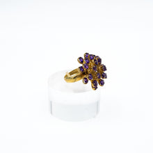 Carica l'immagine nel visualizzatore di Gallery, Anello fuoco d'artificio con ametiste montato in argento galvanizzato oro giallo. Misura 19 regolabile su richiesta. Pezzo unico design G. Minardi G. In vendita presso La Fiera di Sinigaglia. Particolare della montatura dell'anello. - Firework ring with amethysts mounted in yellow gold galvanized silver. Size 19 adjustable on request. Unique piece designed by G. Minardi G. On sale at La Fiera di Sinigaglia. Deail of the ring setting.