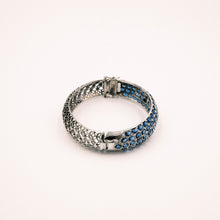 Carica l'immagine nel visualizzatore di Gallery, Bracciale rigido in argento con pavè di zaffiri, anni 60. Lavorazione a traforo nella parte inferiore, in vendita alla Fiera di Sinigaglia.- 1960s rigid silver bracelet with sapphires, fretwork in the lower part. For sale at La Fiera di Sinigaglia.