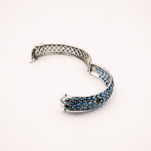 Carica l'immagine nel visualizzatore di Gallery, Bracciale rigido in argento con zaffiri con chiusura a scatto, anni '60.- 1960s rigid silver bracelet with sapphires and with snap closure.