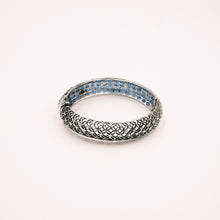 Carica l'immagine nel visualizzatore di Gallery, Bracciale rigido in argento con pavè di zaffiri, anni 60. Lavorazione a traforo nella parte inferiore,- 1960s rigid silver bracelet with sapphires, fretwork in the lower part.
