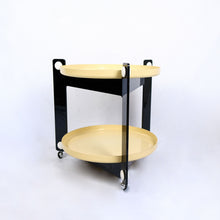 Carica l'immagine nel visualizzatore di Gallery, Carrello disegnato dall'architetto Luigi Massoni per Guzzini, anni '70. Ripiani estraibili.
Trolley designed by architect Luigi Massoni for Guzzini,
1970s.Removable shelves