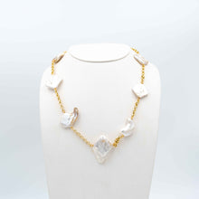 Carica l'immagine nel visualizzatore di Gallery, Collana con grandi perle scaramazze bianche montate su una catena in argento dorato oro giallo. - Necklace with large white pearls mounted on a yellow gold gilded silver chain.