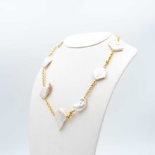 Carica l'immagine nel visualizzatore di Gallery, Collana con grandi perle scaramazze bianche montate su una catena in argento dorato oro giallo. Disponibile in altri colori. - Necklace with large white pearls mounted on a yellow gold gilded silver chain. Available in other colors.