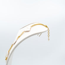 Carica l'immagine nel visualizzatore di Gallery, Collana con grandi perle scaramazze bianche montate su una catena in argento dorato oro giallo. Disponibile in altri colori. Chiusura a moschettone, lunghezza regolabile. In vendita presso La Fiera di Sinigaglia. - Necklace with large white pearls mounted on a yellow gold gilded silver chain. Available in other colors. Lobster clasp closure, adjustable length. For sale at La Fiera di Sinigaglia.
