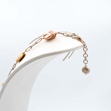 Carica l'immagine nel visualizzatore di Gallery, Collana con grandi perle scaramazze color bronzo montate su una catena in argento dorato oro rosso. Disponibile in altri colori. Chiusura a moschettone, lunghezza regolabile. In vendita presso La Fiera di Sinigaglia. - Necklace with large bronze pearls mounted on a red gold gilded silver chain. Available in other colors. Lobster clasp closure, adjustable length. For sale at La Fiera di Sinigaglia.
