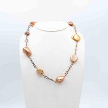 Carica l'immagine nel visualizzatore di Gallery, Collana con grandi perle scaramazze color bronzo montate su una catena in argento dorato oro rosso. - Necklace with large bronze pearls mounted on a red gold gilded silver chain.