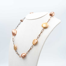 Carica l'immagine nel visualizzatore di Gallery, Collana con grandi perle scaramazze color bronzo montate su una catena in argento dorato oro rosso. - Necklace with large bronze pearls mounted on a red gold gilded silver chain.