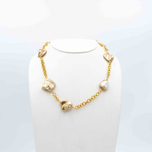 Carica l'immagine nel visualizzatore di Gallery, Collana con grandi perle scaramazze dorate montate su una catena in argento dorato oro giallo. - Necklace with large golden pearls mounted on a yellow gold gilded silver chain.