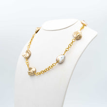 Carica l'immagine nel visualizzatore di Gallery, Collana con grandi perle scaramazze dorate montate su una catena in argento dorato oro giallo. - Necklace with large golden pearls mounted on a yellow gold gilded silver chain.