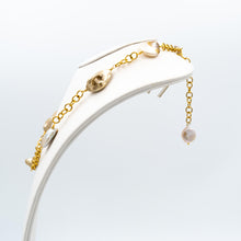 Carica l'immagine nel visualizzatore di Gallery, Collana con grandi perle scaramazze dorate montate su una catena in argento dorato oro giallo. Disponibile in altri colori. Chiusura a moschettone, lunghezza regolabile. In vendita presso La Fiera di Sinigaglia. - Necklace with large golden pearls mounted on a yellow gold gilded silver chain. Available in other colors. Lobster clasp closure, adjustable length. For sale at La Fiera di Sinigaglia.