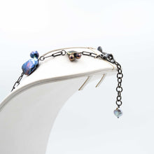 Carica l'immagine nel visualizzatore di Gallery, Collana con grandi perle scaramazze nere montate su una catena in argento brunito. Disponibile in altri colori. Chiusura a moschettone, lunghezza regolabile. In vendita presso La Fiera di Sinigaglia. - Necklace with large black pearls mounted on a burnished silver chain. Available in other colors. Lobster clasp closure, adjustable length. For sale at La Fiera di Sinigaglia.