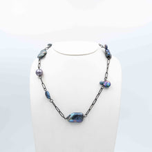 Carica l'immagine nel visualizzatore di Gallery, Collana con grandi perle scaramazze nere montate su una catena in argento brunito. - Necklace with large black pearls mounted on a burnished silver chain.