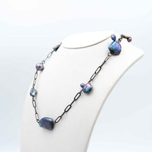 Carica l'immagine nel visualizzatore di Gallery, Collana con grandi perle scaramazze nere montate su una catena in argento brunito. - Necklace with large black pearls mounted on a burnished silver chain.