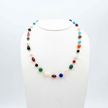 Carica l'immagine nel visualizzatore di Gallery, Collana con pietre colorate e perle coltivate. Radici di rubino, agate, onice, turchese e quarzi montati in argento galvanizzato oro giallo. Pezzo unico design G. Mianrdi G. - Necklace with colored stones and cultured pearls. Ruby roots, agates, onyx, turquoise and quartz mounted in yellow gold galvanized silver. Unique piece design G. Minardi G.
