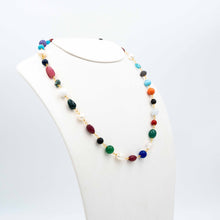 Carica l'immagine nel visualizzatore di Gallery, Collana con pietre colorate e perle coltivate. Radici di rubino, agate, onice, turchese e quarzi montati in argento galvanizzato oro giallo. Pezzo unico design G. Mianrdi G. - Necklace with colored stones and cultured pearls. Ruby roots, agates, onyx, turquoise and quartz mounted in yellow gold galvanized silver. Unique piece design G. Minardi G.