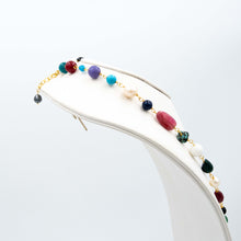 Carica l'immagine nel visualizzatore di Gallery, Collana con pietre colorate e perle coltivate. Radici di rubino, agate, onice, turchese e quarzi montati in argento galvanizzato oro giallo. Lunghezza regolabile. Pezzo unico design G. Mianrdi G. In vendita presso La Fiera di Sinigaglia.- Necklace with colored stones and cultured pearls. Ruby roots, agates, onyx, turquoise and quartz mounted in yellow gold galvanized silver. Unique piece design G. Minardi G. Adjustable length. For sale at La Fiera di Sinigaglia.