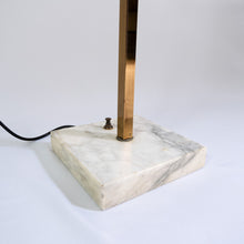 Carica l'immagine nel visualizzatore di Gallery, Lampada da terra anni '60 a quattro luci, in vendita presso La Fiera di Sinigaglia. Dettaglio della base in marmo.- 1960s four-light , for sale at La Fiera di Sinigaglia. Detail of the marble base.