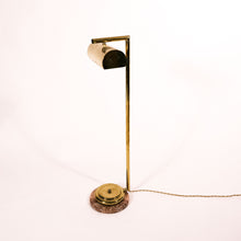 Carica l'immagine nel visualizzatore di Gallery, Lampada da tavolo anni 70 in ottone dorato con base in marmo. - 1970s table lamp in golden brass with marble base.