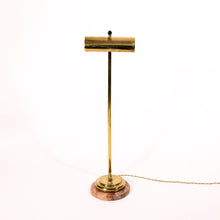 Carica l'immagine nel visualizzatore di Gallery, Lampada da tavolo anni 70 in ottone dorato con base in marmo, in vendita presso la Fiera di Sinigaglia.- 1970s table lamp in golden brass with marble base, for sale at La Fiera di Sinigaglia.