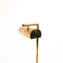 Carica l'immagine nel visualizzatore di Gallery, Lampada da tavolo anni 70 in ottone dorato con base in marmo, in vendita presso la Fiera di Sinigaglia. Particolare.- 1970s table lamp in golden brass with marble base, for sale at La Fiera di Sinigaglia. Detail.