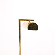 Carica l'immagine nel visualizzatore di Gallery, Lampada da tavolo anni 70 in ottone dorato con base in marmo, in vendita presso la Fiera di Sinigaglia.- 1970s table lamp in golden brass with marble base, for sale at La Fiera di Sinigaglia.