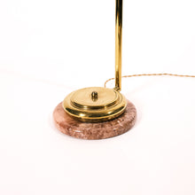 Carica l'immagine nel visualizzatore di Gallery, Lampada da tavolo anni 70 in ottone dorato con base in marmo, in vendita presso la Fiera di Sinigaglia. Particolare della base in marmo rosa- 1970s table lamp in golden brass with marble base, for sale at La Fiera di Sinigaglia. Detail of the pink marble base