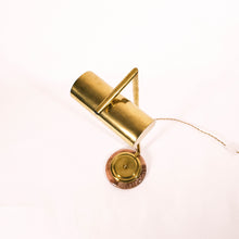 Carica l'immagine nel visualizzatore di Gallery, Lampada da tavolo anni 70 in ottone dorato con base in marmo, in vendita presso la Fiera di Sinigaglia. Particolare.- 1970s table lamp in golden brass with marble base, for sale at La Fiera di Sinigaglia. Detail.