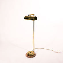 Carica l'immagine nel visualizzatore di Gallery, Lampada da tavolo anni 70 in ottone dorato con base in marmo, in vendita presso la Fiera di Sinigaglia. Altezza cm. 78 - 1970s table lamp in golden brass with marble base, for sale at La Fiera di Sinigaglia. Height cm 78.