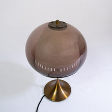 Carica l'immagine nel visualizzatore di Gallery, Lampada da tavolo anni '60 con cappello a fungo in plastica e basa in metallo. In vendita presso La Fiera di Sinigaglia.- 1960s table lamp with plastic mushroom hat and metal base. For sale at La Fiera di Sinigaglia.