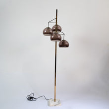 Carica l'immagine nel visualizzatore di Gallery, Lampada da terra anni '60 a quattro luci. Stelo in metallo, cappelli in plastica, base in marmo. Accensione a due o quattro luci.- 1960s floor lamp with four lights. Metal stem, plastic shades, marble base. Two or four light switch.