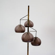 Carica l'immagine nel visualizzatore di Gallery, Lampada da terra anni '60 a quattro luci, in vendita presso La Fiera di Sinigaglia. - 1960s four-light , for sale at La Fiera di Sinigaglia.