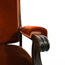 Carica l'immagine nel visualizzatore di Gallery, Poltrona metà '800 in noce, tappezzeria in velluto, in vendita presso la Fiera di Sinigaglia. Particolare del bracciolo. - Mid-19th century armchair in walnut, velvet upholstery, for sale at La fiera di Sinigaglia. Detail of the armrest.