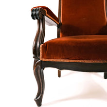 Carica l'immagine nel visualizzatore di Gallery, Poltrona metà '800 in noce, tappezzeria in velluto, in vendita presso la Fiera di Sinigaglia. Particolare del bracciolo e del piede. - Mid-19th century armchair in walnut, velvet upholstery, for sale at La fiera di Sinigaglia. Detail of the armrest and foot.