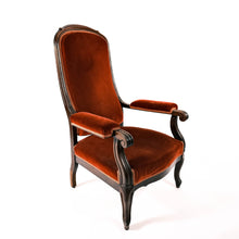 Carica l'immagine nel visualizzatore di Gallery, Poltrona metà '800 in noce, tappezzeria in velluto, in vendita presso la Fiera di Sinigaglia. Lo schienale alto e leggermente inclinato consente una seduta molto confortevole - Mid-19th century armchair in walnut, velvet upholstery, for sale at La fiera di Sinigaglia. The high and slightly inclined backrest allows for a very comfortable seat.