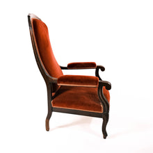 Carica l'immagine nel visualizzatore di Gallery, Poltrona metà '800 in noce, tappezzeria in velluto. Lo schienale alto e leggermente inclinato consente una seduta molto confortevole. In vendita presso la Fiera di Sinigaglia. - Mid-19th century armchair in walnut, velvet upholstery. The high and slightly inclined backrest allows for a very comfortable seat. For sale at La fiera di Sinigaglia.