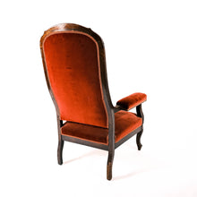 Carica l'immagine nel visualizzatore di Gallery, Poltrona metà '800 in noce, tappezzeria in velluto, in vendita presso la Fiera di Sinigaglia. Particolare dello schienale. - Mid-19th century armchair in walnut, velvet upholstery, for sale at La fiera di Sinigaglia. Detail of the back of the armchair.