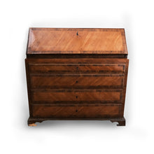 Carica l'immagine nel visualizzatore di Gallery, Ribalta '700 lastronata e filettata in noce.- 18th century flap veneered and threaded in walnut.