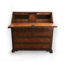 Carica l'immagine nel visualizzatore di Gallery, Ribalta '700 lastronata e filettata in noce.- 18th century folding cabinet veneered and threaded in walnut, for sale at La Fiera di Sinigaglia.