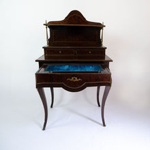 Carica l'immagine nel visualizzatore di Gallery, Piccolo scrittoio inglese dell '800 in mogano, piano estraibile rivestito in velluto. - Small 19th century English desk in mahogany, extractable top covered in velvet.
