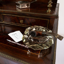 Carica l'immagine nel visualizzatore di Gallery, Piccolo scrittoio inglese dell '800 in mogano, rifiniture in ottone. In vendita presso La Fiera di Sinigaglia. Particolare. - Small 19th century English desk in mahogany, brass finishes. For sale at La Fiera di Sinigaglia. Detail.