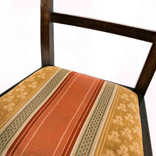 Carica l'immagine nel visualizzatore di Gallery, Sedia fine '700 in noce. Particolare della tappezzeria. - Late 18th century chair in walnut. Detail of the covering fabric.