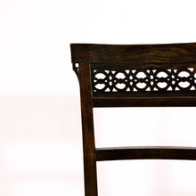 Carica l'immagine nel visualizzatore di Gallery, Sedia fine '700 in noce, particolare dello schienale. - Late 18th century chair in walnut. Detail of the backrest.