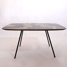 Carica l'immagine nel visualizzatore di Gallery, Tavolino da salotto anni '50 con piano in resina a finto marmo e piedi in ferro, in vendita presso La Fiera di Sinigaglia. - 1950s coffee table with faux marble resin top and iron legs. For sale at La Fiera di Sinigaglia.