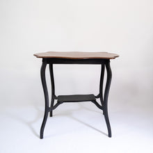 Carica l'immagine nel visualizzatore di Gallery, Tavolino primi '900 da salotto con doppio ripiano. - Early 1900s coffee table with double shelf