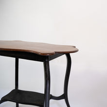 Carica l'immagine nel visualizzatore di Gallery, Tavolino primi '900 da salotto con doppio ripiano. Inghilterra. In vendita presso La Fiera di Sinigaglia. Particolare.- Early 1900s coffee table with double shelf, England. For sale at La Fiera di Sinigaglia. Detail.