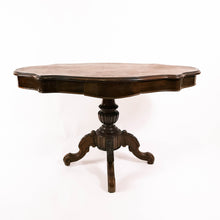 Carica l'immagine nel visualizzatore di Gallery, Tavolino da salotto in mogano di forma ovale con bordo mosso, piede centrale. Metà '800.- Oval-shaped mahogany living room table with wavy edge, central foot. Mid 19th century.