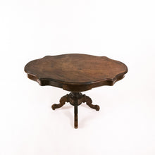 Carica l'immagine nel visualizzatore di Gallery, Tavolino da salotto in mogano di forma ovale con bordo mosso, piede centrale. Metà '800. In vendita presso La Fiera di Sinigaglia. - Oval-shaped mahogany living room table with wavy edge, central foot. Mid 19th century. For sale at La Fiera di Sinigaglia.