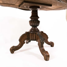 Carica l'immagine nel visualizzatore di Gallery, Tavolino da salotto in mogano di forma ovale con bordo mosso, piede centrale. Metà '800. Particolare del piede.- Oval-shaped mahogany living room table with wavy edge, central foot. Mid 19th century. Detail of the foot.