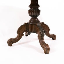 Carica l'immagine nel visualizzatore di Gallery, Tavolino da salotto in mogano di forma ovale con bordo mosso, piede centrale. Metà '800. Particolare del piede.- Oval-shaped mahogany living room table with wavy edge, central foot. Mid 19th century. Detail of the foot.
